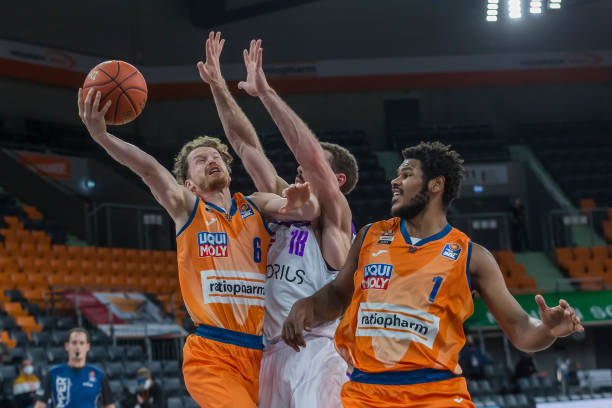 德天空：格雷茨卡拒绝报价想留在拜仁；帕利尼亚在出售名单中.