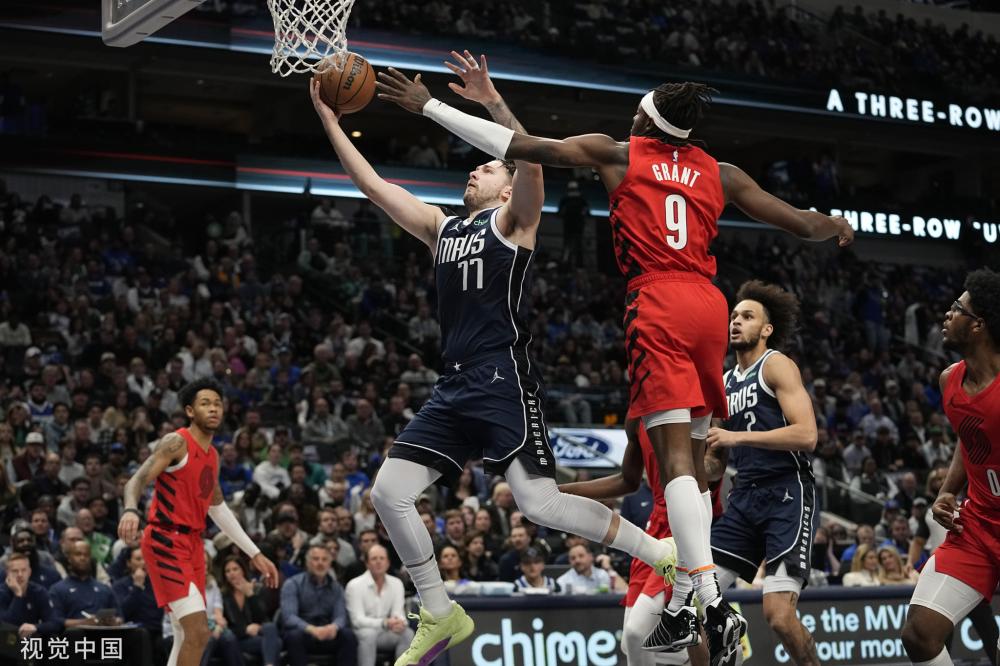 曼联传奇舒梅切尔在香港出席活动，现场指导100名小学生踢球